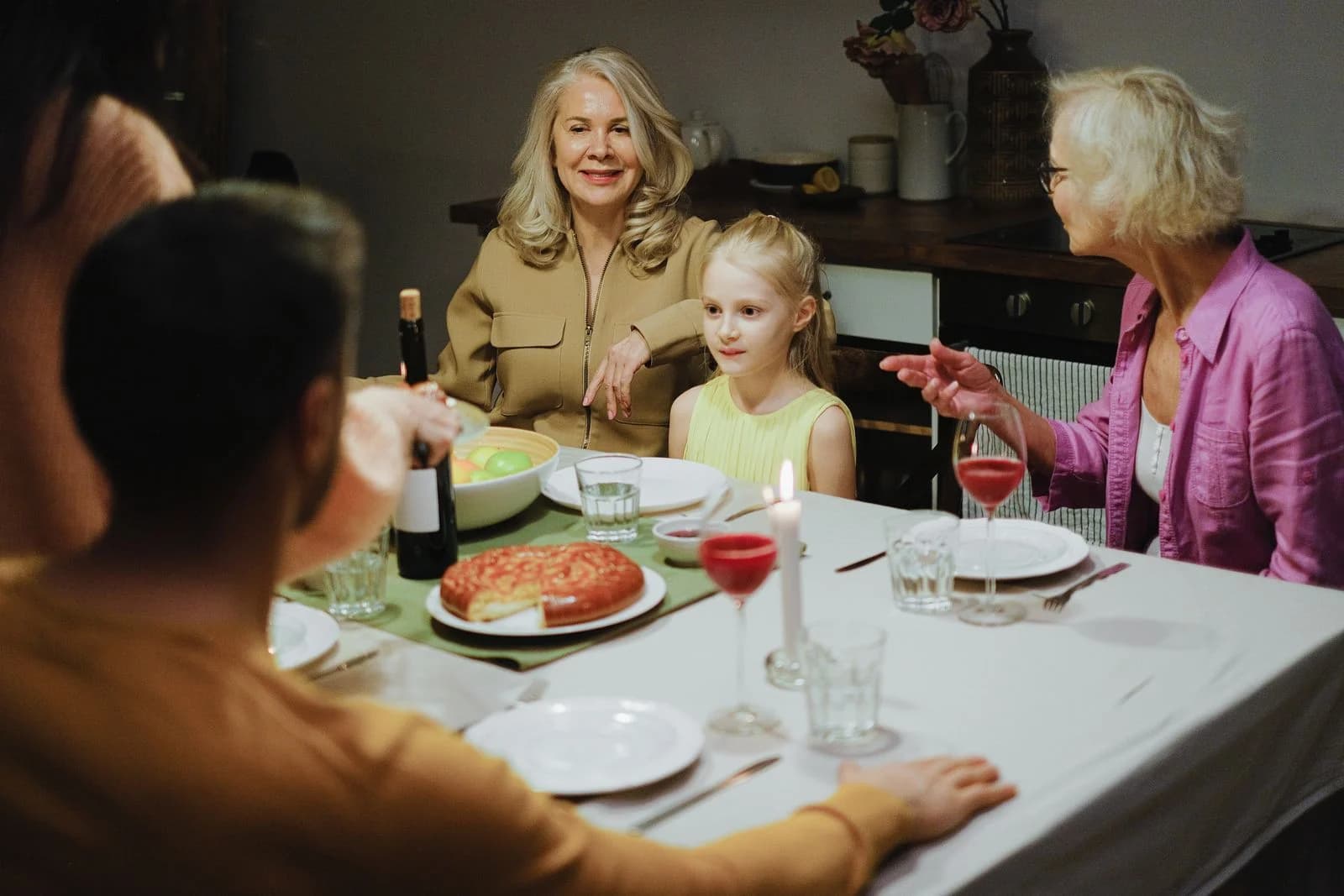 A multigenerational family enjoying dinner together at home, highlighting family bonds and togetherness, ilustrando divisão de tarefas familiares
