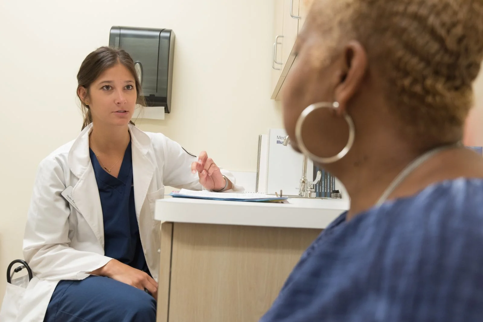 Doctor in consultation with patient at a medical clinic, discussing treatment options, ilustrando quando a insônia pode ser outra coisa