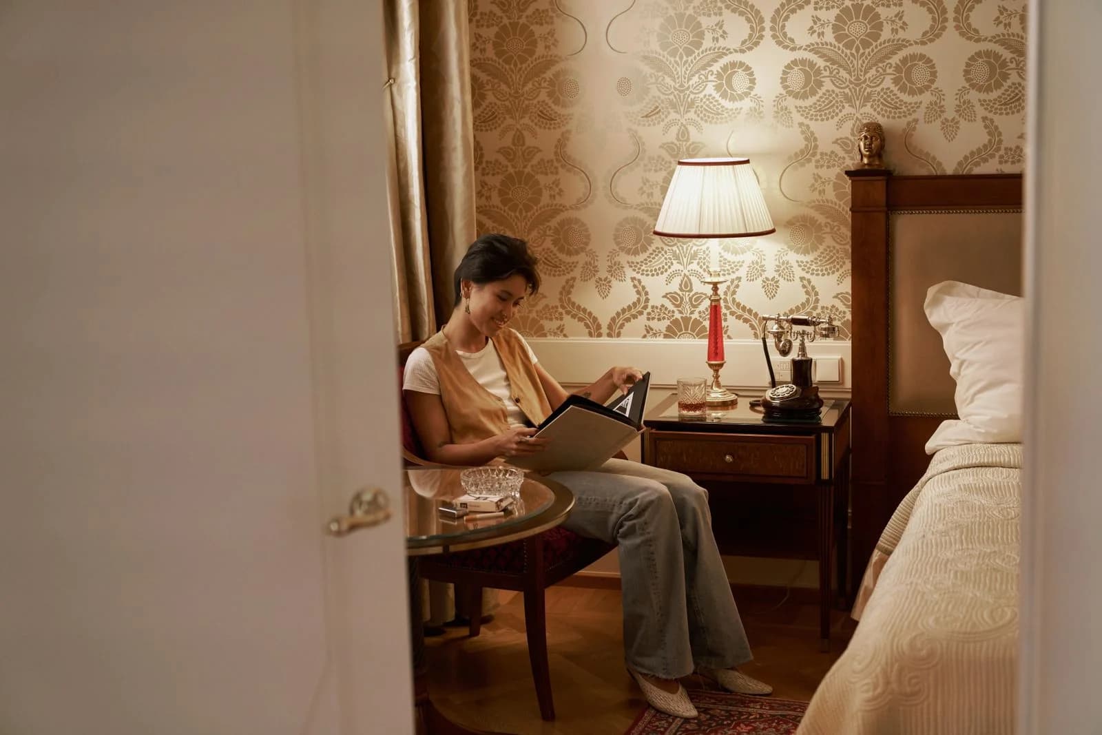 Mulher lendo em um quarto vintage aconchegante com decoração elegante, ilustrando como redescobrir desejos que ficaram de lado